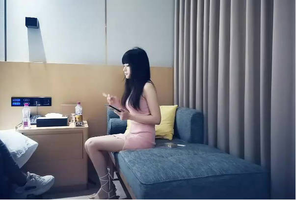 KU【欧阳专攻良家】极品笑起来甜美短裙妹，解开衣服舔奶子埋头舔逼，舔的妹子娇喘连连，上位骑乘后入撞击1080P高清!!